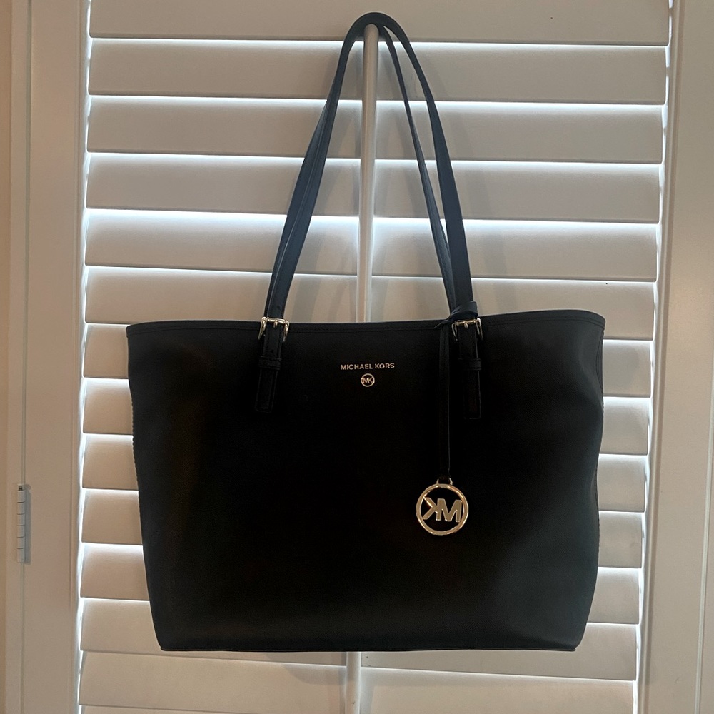Michael Kors Black medium size tote with clasp closure VGUC 3 interior pockets